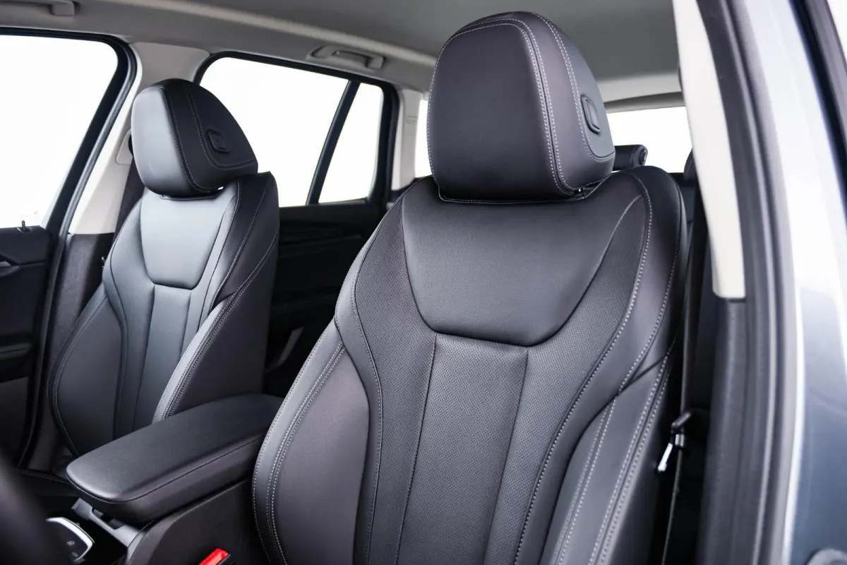 xDrive30e Sportstoelen - Parking Assistant - Active Guard - BMW Live Cockpit Plus - zwart hooggl. accent Perlglanz Chrome -