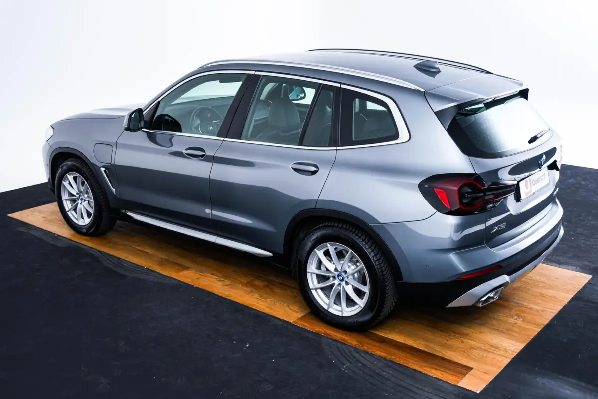 xDrive30e Sportstoelen - Parking Assistant - Active Guard - BMW Live Cockpit Plus - zwart hooggl. accent Perlglanz Chrome -