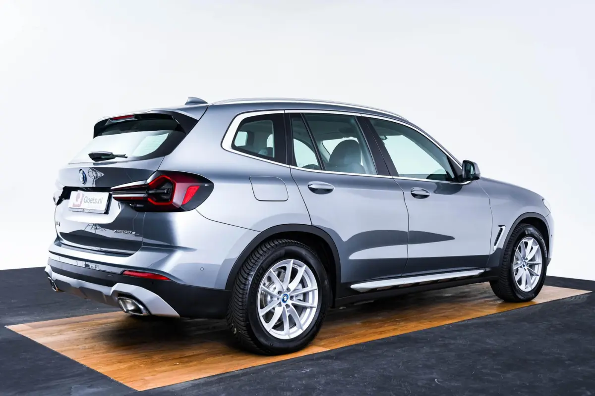 xDrive30e Sportstoelen - Parking Assistant - Active Guard - BMW Live Cockpit Plus - zwart hooggl. accent Perlglanz Chrome -