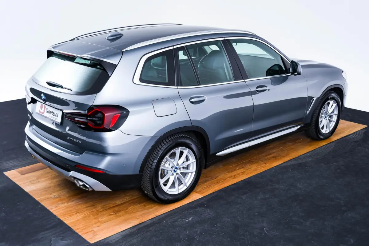 xDrive30e Sportstoelen - Parking Assistant - Active Guard - BMW Live Cockpit Plus - zwart hooggl. accent Perlglanz Chrome -