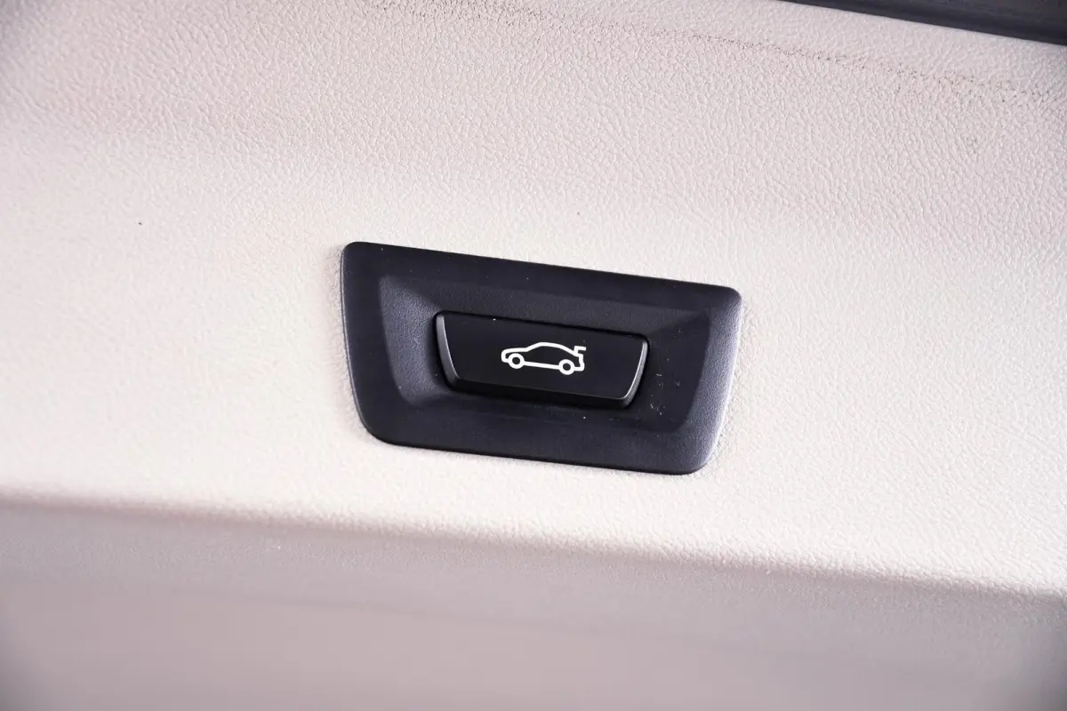xDrive30e Sportstoelen - Parking Assistant - Active Guard - BMW Live Cockpit Plus - zwart hooggl. accent Perlglanz Chrome -