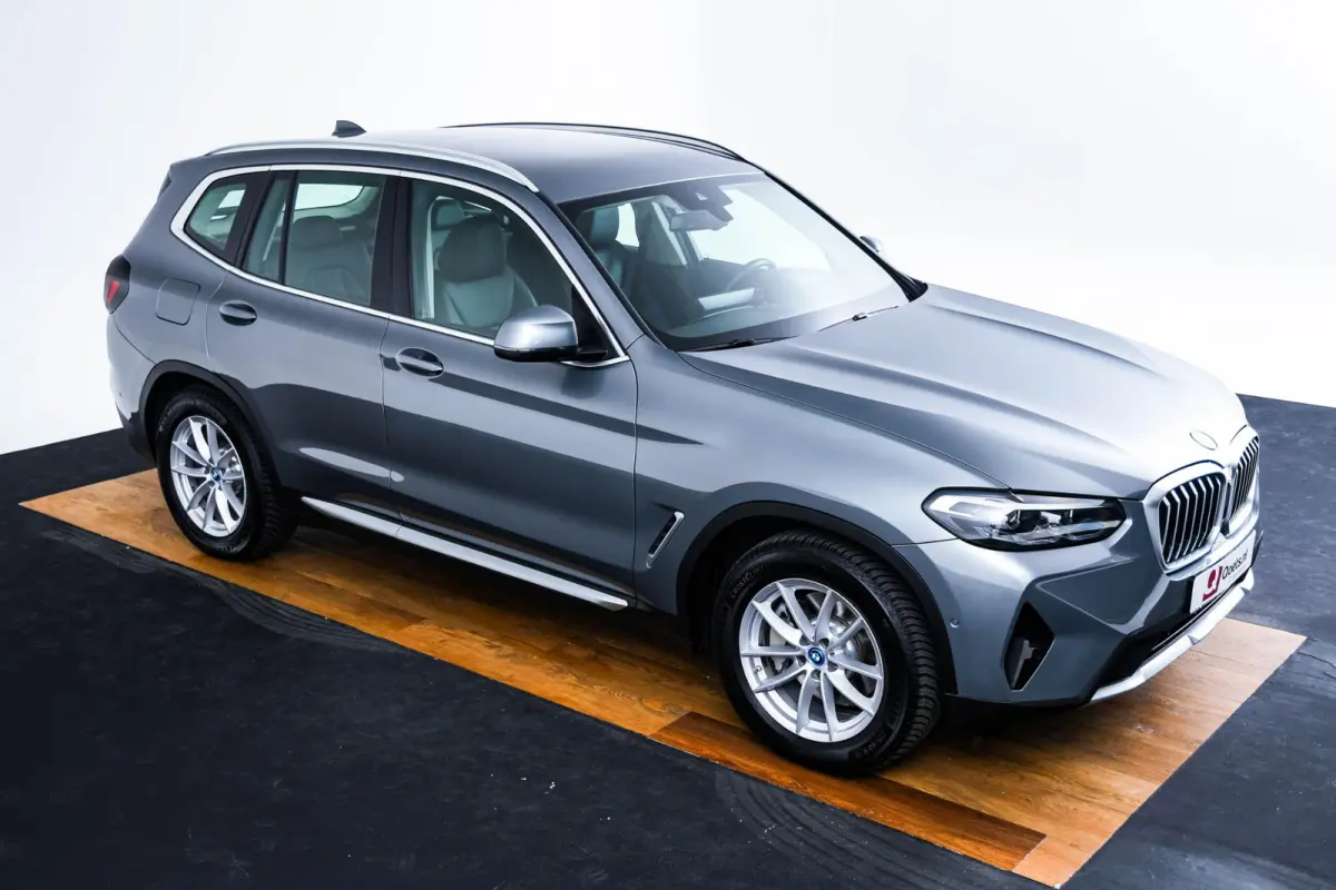 xDrive30e Sportstoelen - Parking Assistant - Active Guard - BMW Live Cockpit Plus - zwart hooggl. accent Perlglanz Chrome -