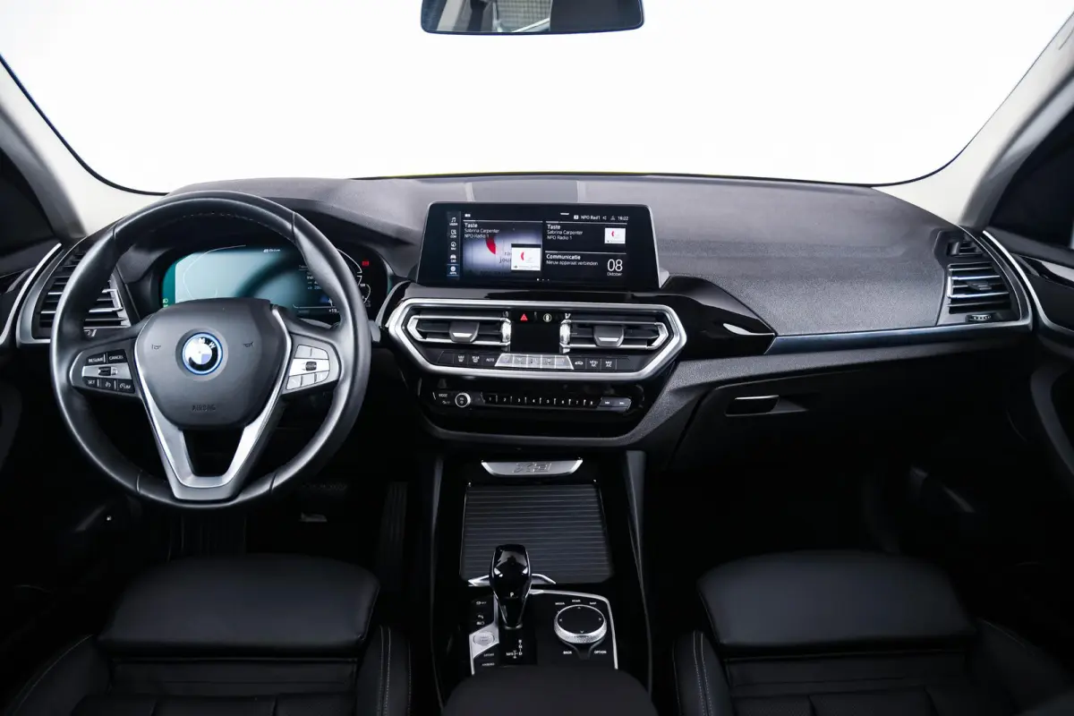 xDrive30e Sportstoelen - Parking Assistant - Active Guard - BMW Live Cockpit Plus - zwart hooggl. accent Perlglanz Chrome -