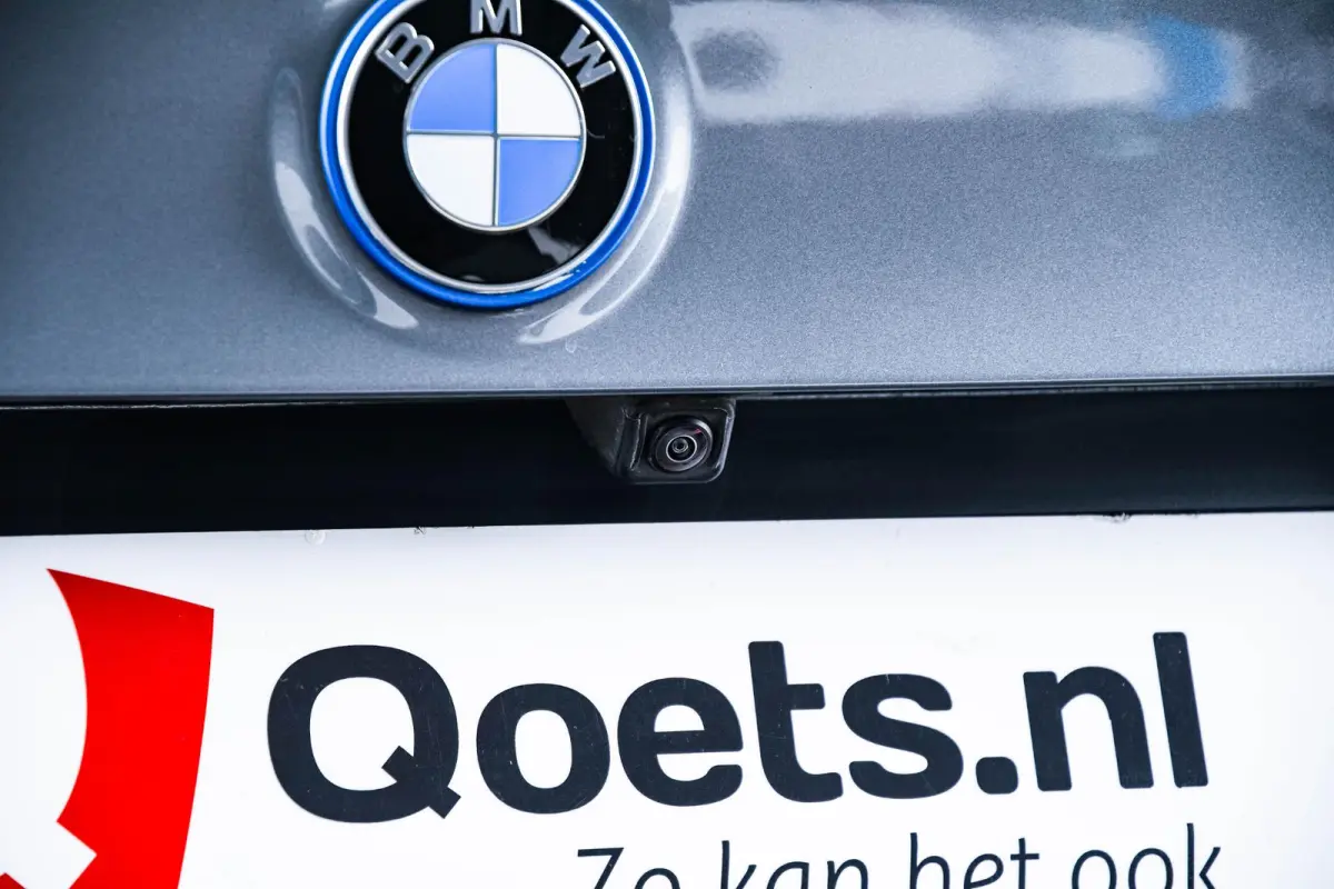 xDrive30e Sportstoelen - Parking Assistant - Active Guard - BMW Live Cockpit Plus - zwart hooggl. accent Perlglanz Chrome -
