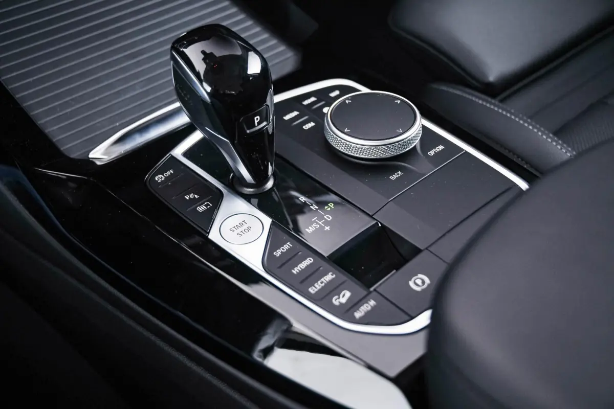 xDrive30e Sportstoelen - Parking Assistant - Active Guard - BMW Live Cockpit Plus - zwart hooggl. accent Perlglanz Chrome -