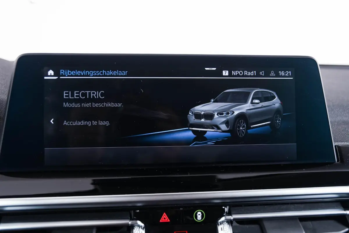 xDrive30e Sportstoelen - Parking Assistant - Active Guard - BMW Live Cockpit Plus - zwart hooggl. accent Perlglanz Chrome -