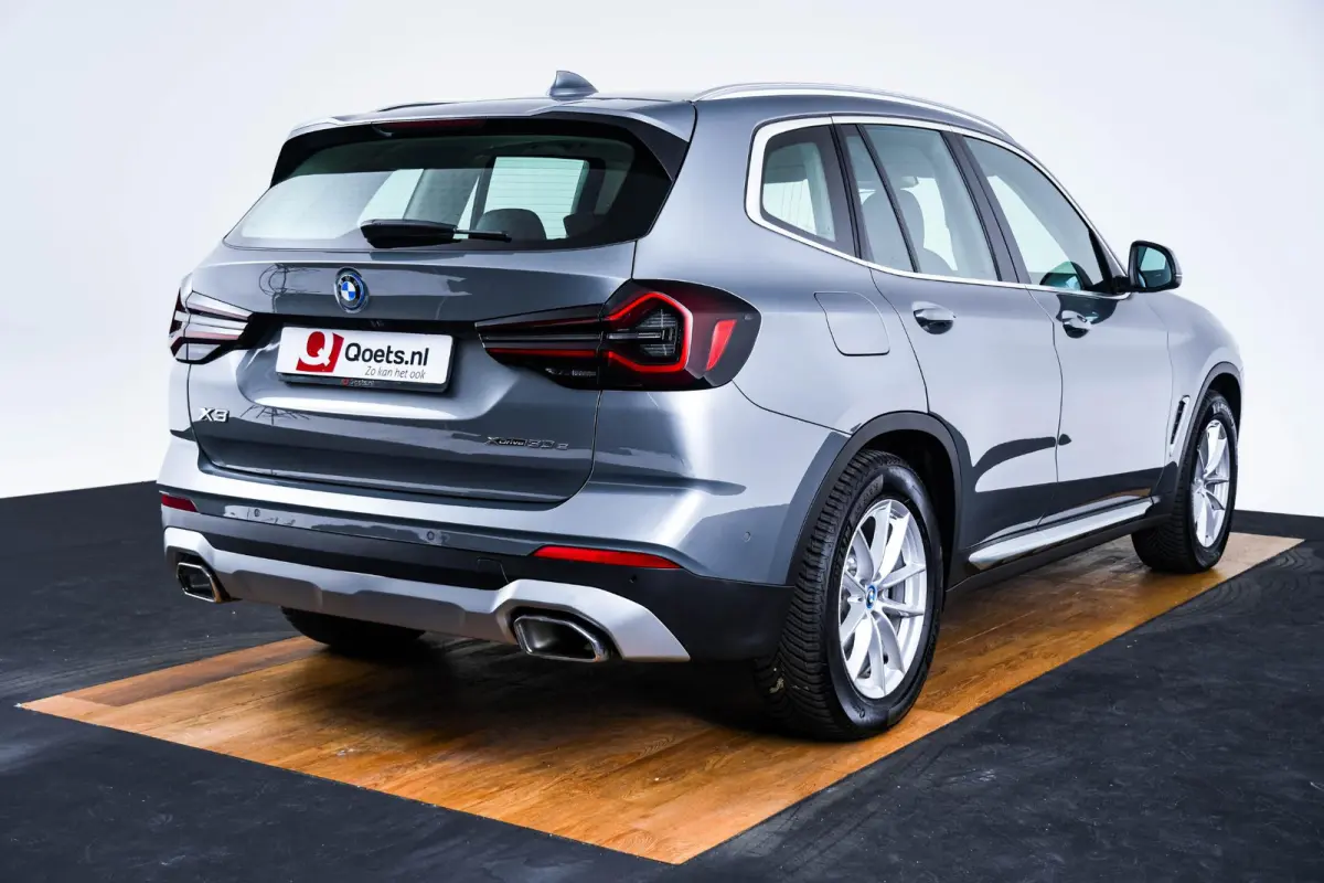 xDrive30e Sportstoelen - Parking Assistant - Active Guard - BMW Live Cockpit Plus - zwart hooggl. accent Perlglanz Chrome -