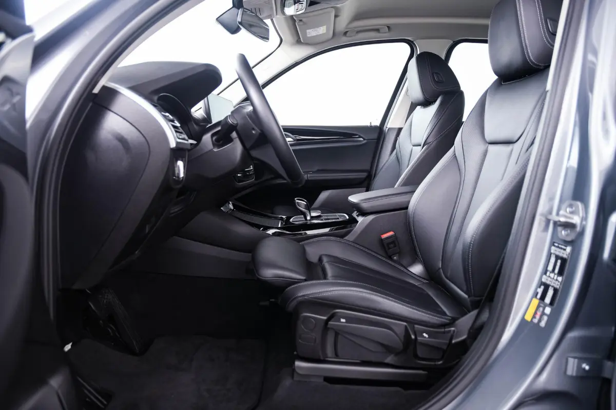 xDrive30e Sportstoelen - Parking Assistant - Active Guard - BMW Live Cockpit Plus - zwart hooggl. accent Perlglanz Chrome -