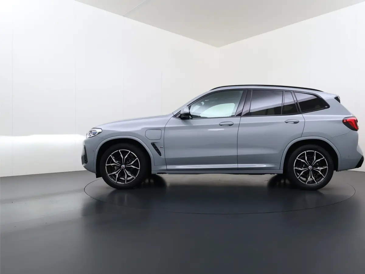 xDrive30e High Executive M SPORT | ELEKTRISCHE TREKHAAK| DEALER ONDERHOUDEN | 360 CAMERA | HEAD UP | LASER LED|  LEDER INCL. STOELVERWARMING | DRIVING ASS.  | RIJKLAARPRIJS incl. 12mnd BOVAG