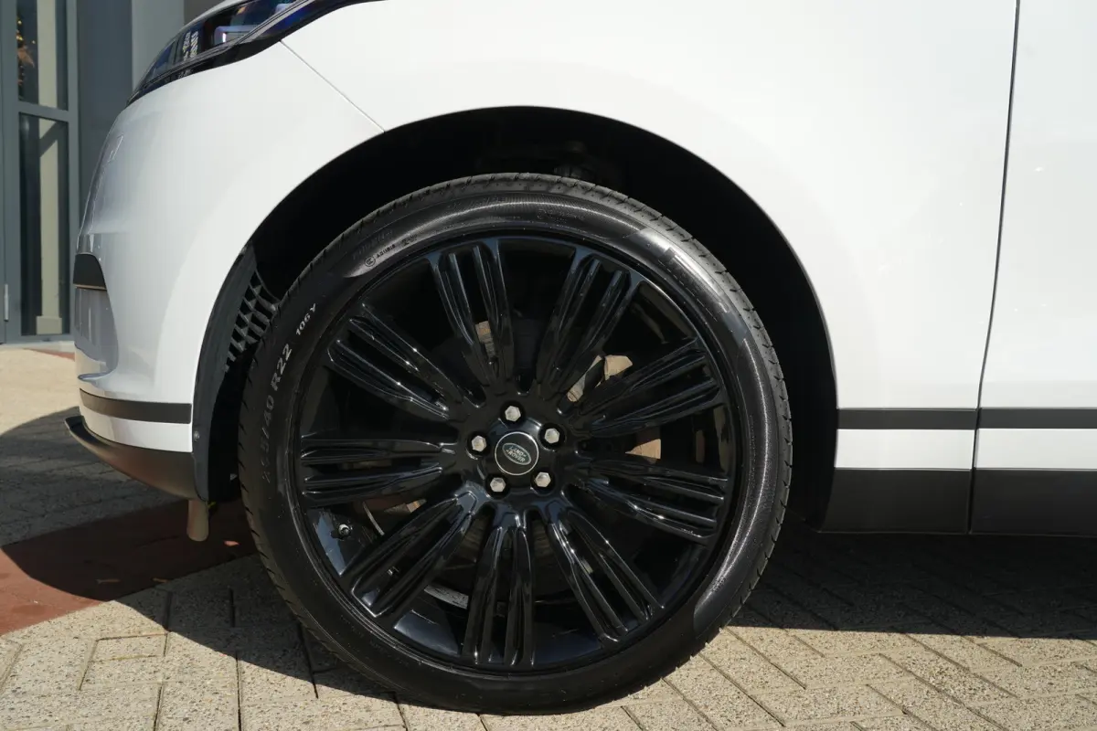 2.0 P400e AWD Dynamic SE | PHEV | 404 PK | Pano | Meridian | Camera De Velar P400e is qua prestaties behoorlijk serieus: 404 pk, 640 Nm en 0-100 km/u in slechts 5,4 seconden. Bovendien kun j