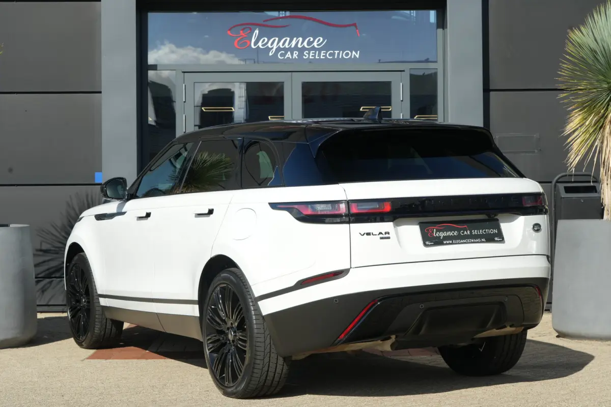 2.0 P400e AWD Dynamic SE | PHEV | 404 PK | Pano | Meridian | Camera De Velar P400e is qua prestaties behoorlijk serieus: 404 pk, 640 Nm en 0-100 km/u in slechts 5,4 seconden. Bovendien kun j