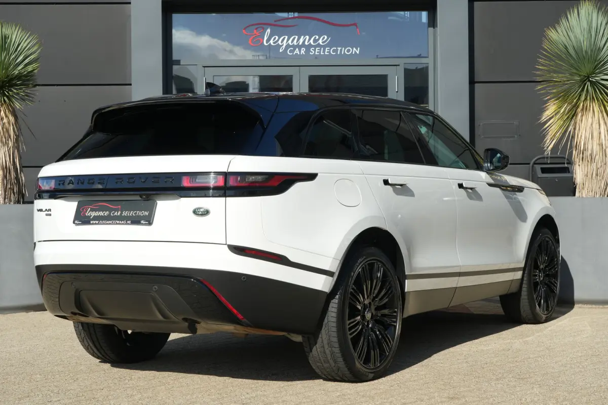 2.0 P400e AWD Dynamic SE | PHEV | 404 PK | Pano | Meridian | Camera De Velar P400e is qua prestaties behoorlijk serieus: 404 pk, 640 Nm en 0-100 km/u in slechts 5,4 seconden. Bovendien kun j