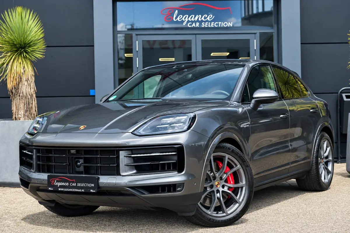 3.0 S E-Hybrid | 520PK | Pano | SportChrono | HUD | 360° Camera Porsche Cayenne S E-Hybrid Coupé | 3.0 V6 Turbo Plug-in Hybrid | 520 PK | 750 Nm | 0-100 km/u 4,7 sec. | 263 km/u | 4WD | 8-