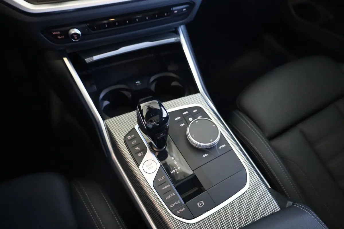 320e xDrive Business Edition Plus | Stuurwielrand Verwarmd | Trekhaak | Voorstoelen Verwarmd | BMW Laserlight | Panoramadak |