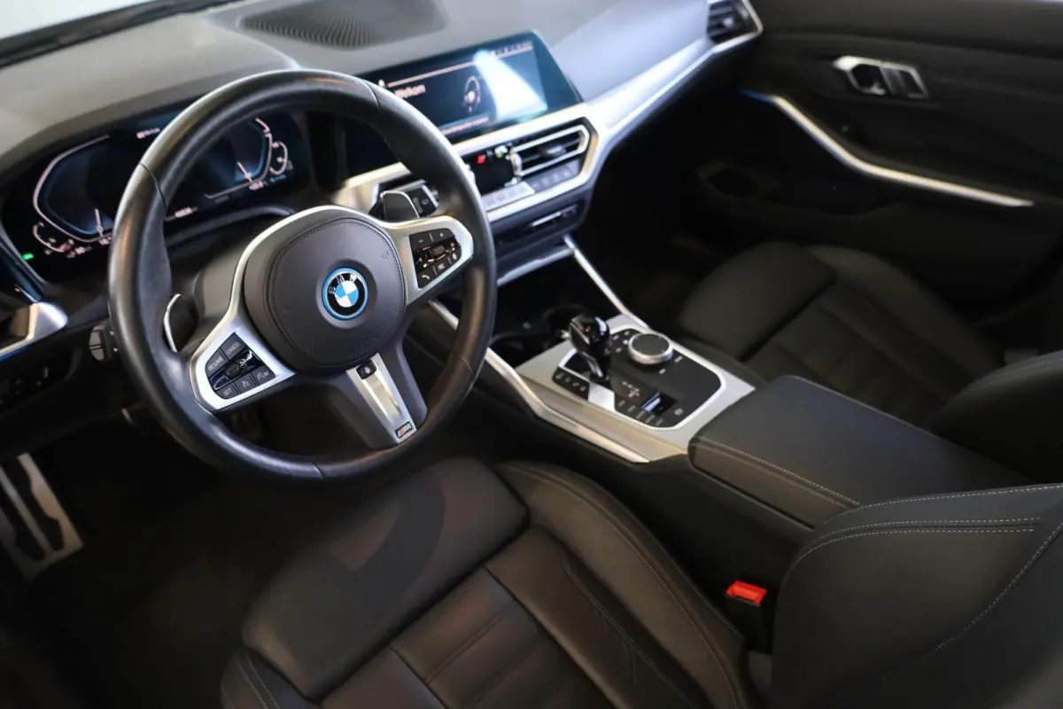 320e xDrive Business Edition Plus | Stuurwielrand Verwarmd | Trekhaak | Voorstoelen Verwarmd | BMW Laserlight | Panoramadak |