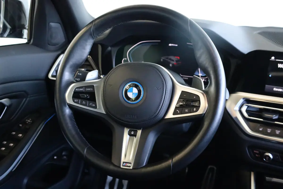 320e xDrive Business Edition Plus | Stuurwielrand Verwarmd | Trekhaak | Voorstoelen Verwarmd | BMW Laserlight | Panoramadak |