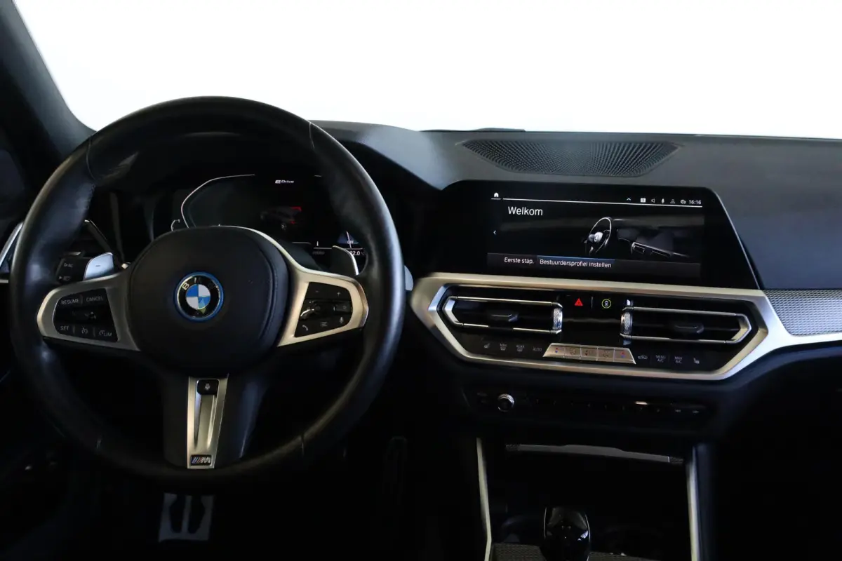 320e xDrive Business Edition Plus | Stuurwielrand Verwarmd | Trekhaak | Voorstoelen Verwarmd | BMW Laserlight | Panoramadak |