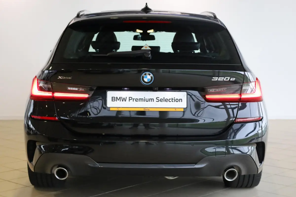 320e xDrive Business Edition Plus | Stuurwielrand Verwarmd | Trekhaak | Voorstoelen Verwarmd | BMW Laserlight | Panoramadak |