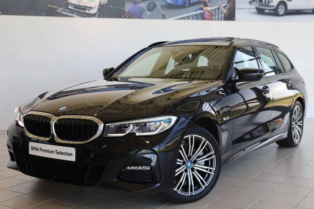 320e xDrive Business Edition Plus | Stuurwielrand Verwarmd | Trekhaak | Voorstoelen Verwarmd | BMW Laserlight | Panoramadak |