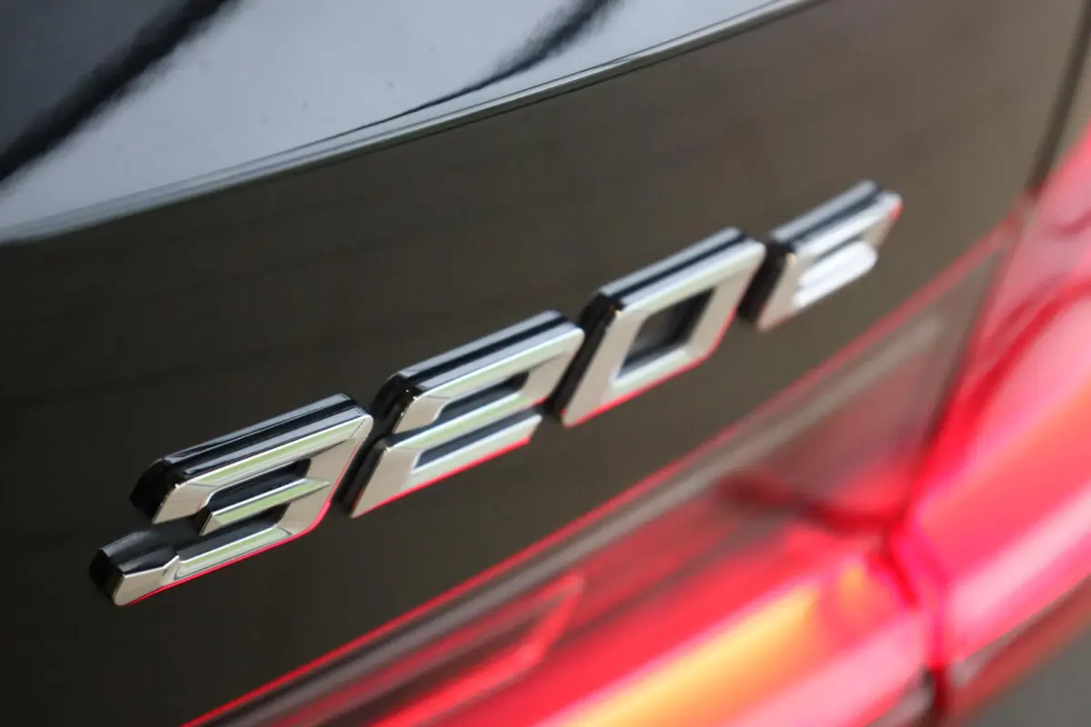 320e xDrive Business Edition Plus | Stuurwielrand Verwarmd | Trekhaak | Voorstoelen Verwarmd | BMW Laserlight | Panoramadak |