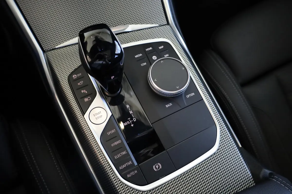 320e xDrive Business Edition Plus | Stuurwielrand Verwarmd | Trekhaak | Voorstoelen Verwarmd | BMW Laserlight | Panoramadak |