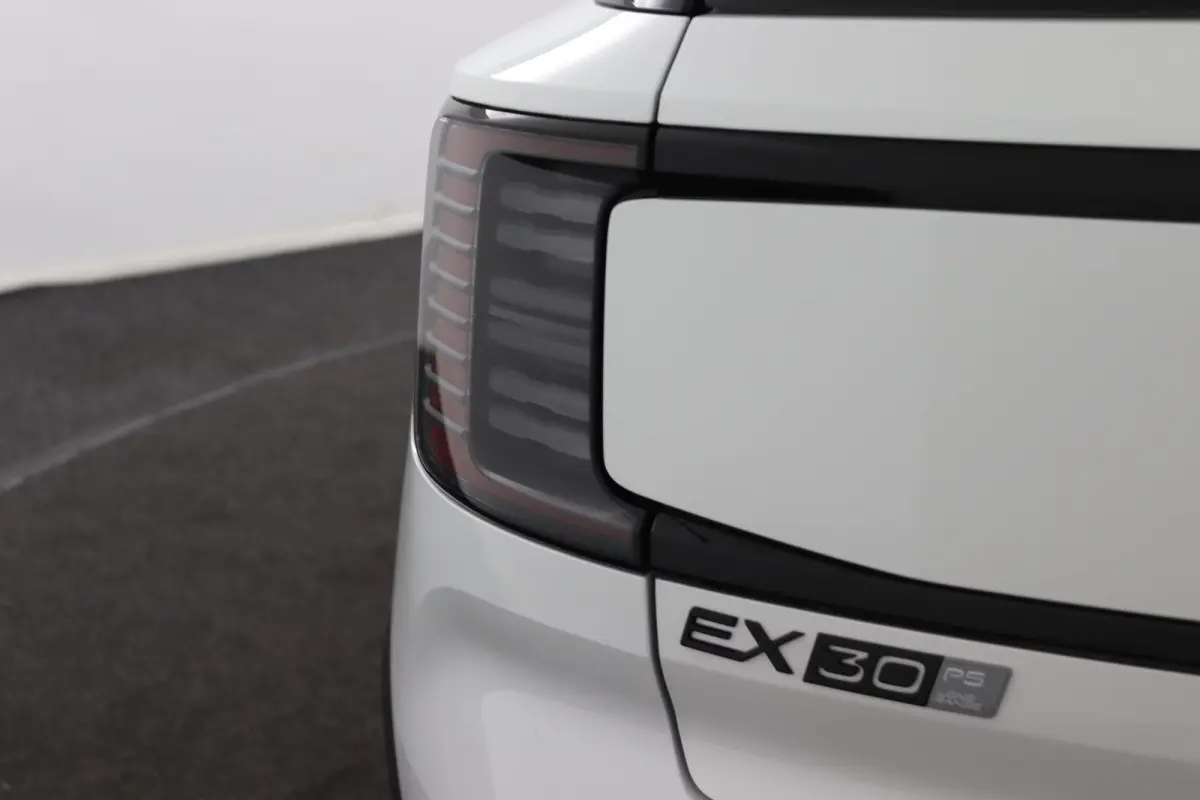 P5 Long Range Plus Black Edition Europa 69 kWh | SoH 100% | Direct Beschikbaar | Elektrische Stoelen | Stoelverwarming | Keyless |