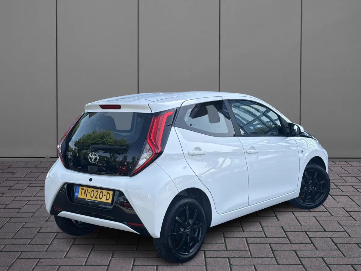 1.0 VVT-i x-play | Cruisec. | Camera | Airco | Carplay | Sportvelgen