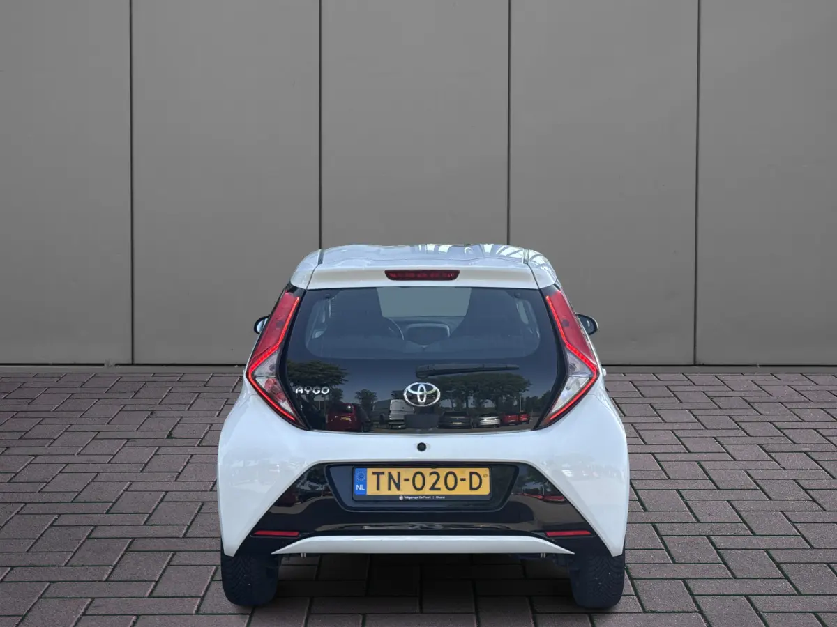 1.0 VVT-i x-play | Cruisec. | Camera | Airco | Carplay | Sportvelgen