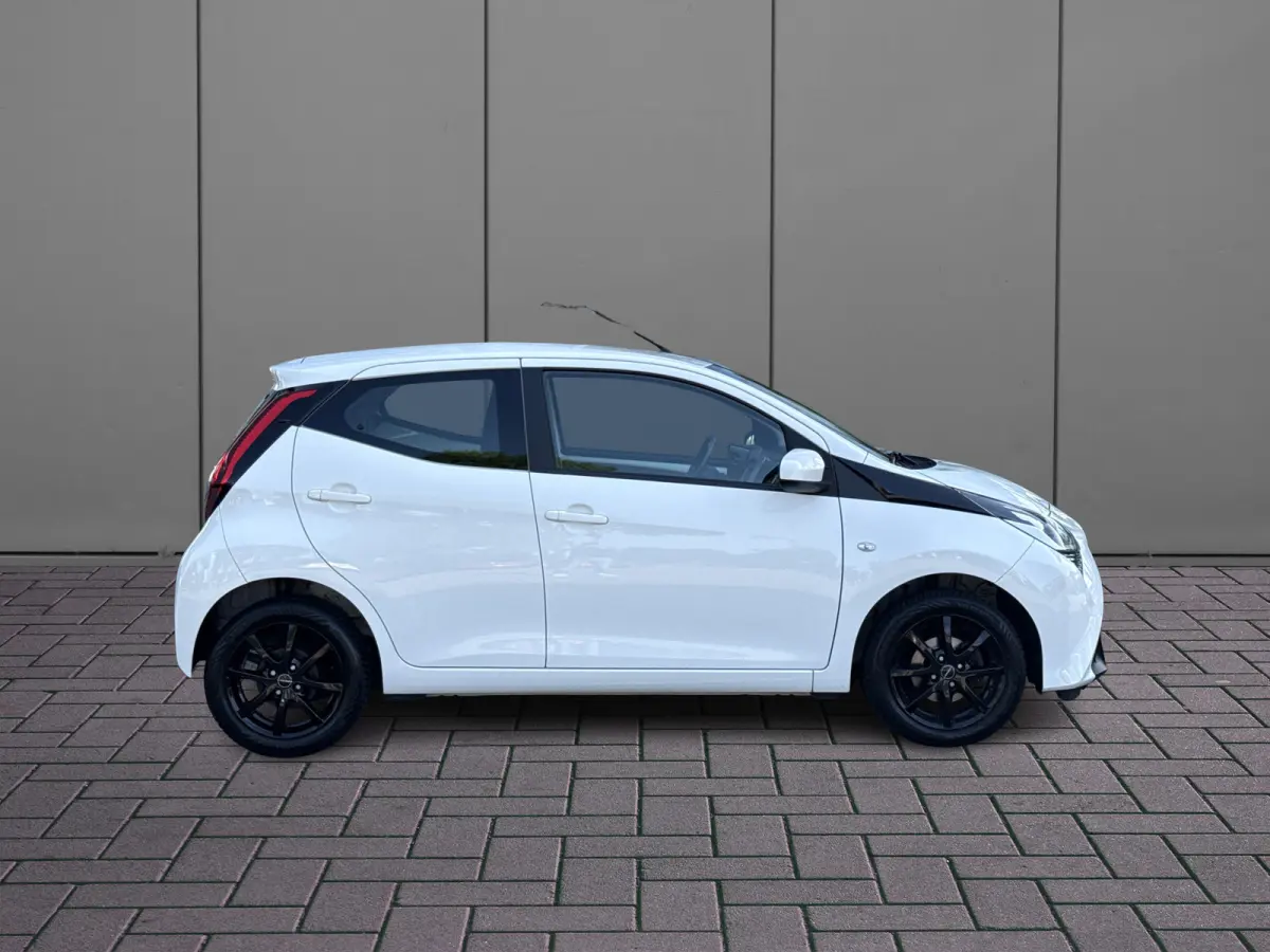 1.0 VVT-i x-play | Cruisec. | Camera | Airco | Carplay | Sportvelgen