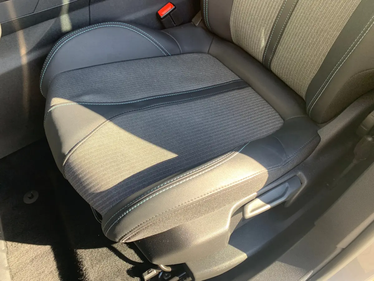 1.6 HYbrid 225 Active Pack Business Airco | AppleCarPlay/ Android Auto | Camera | Cruise Control | DAB | LMV 18" | Navi | PDC Achter |