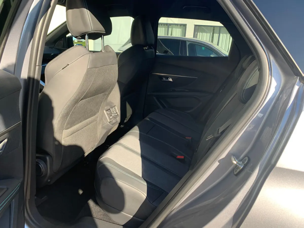 1.6 HYbrid 225 Active Pack Business Airco | AppleCarPlay/ Android Auto | Camera | Cruise Control | DAB | LMV 18" | Navi | PDC Achter |