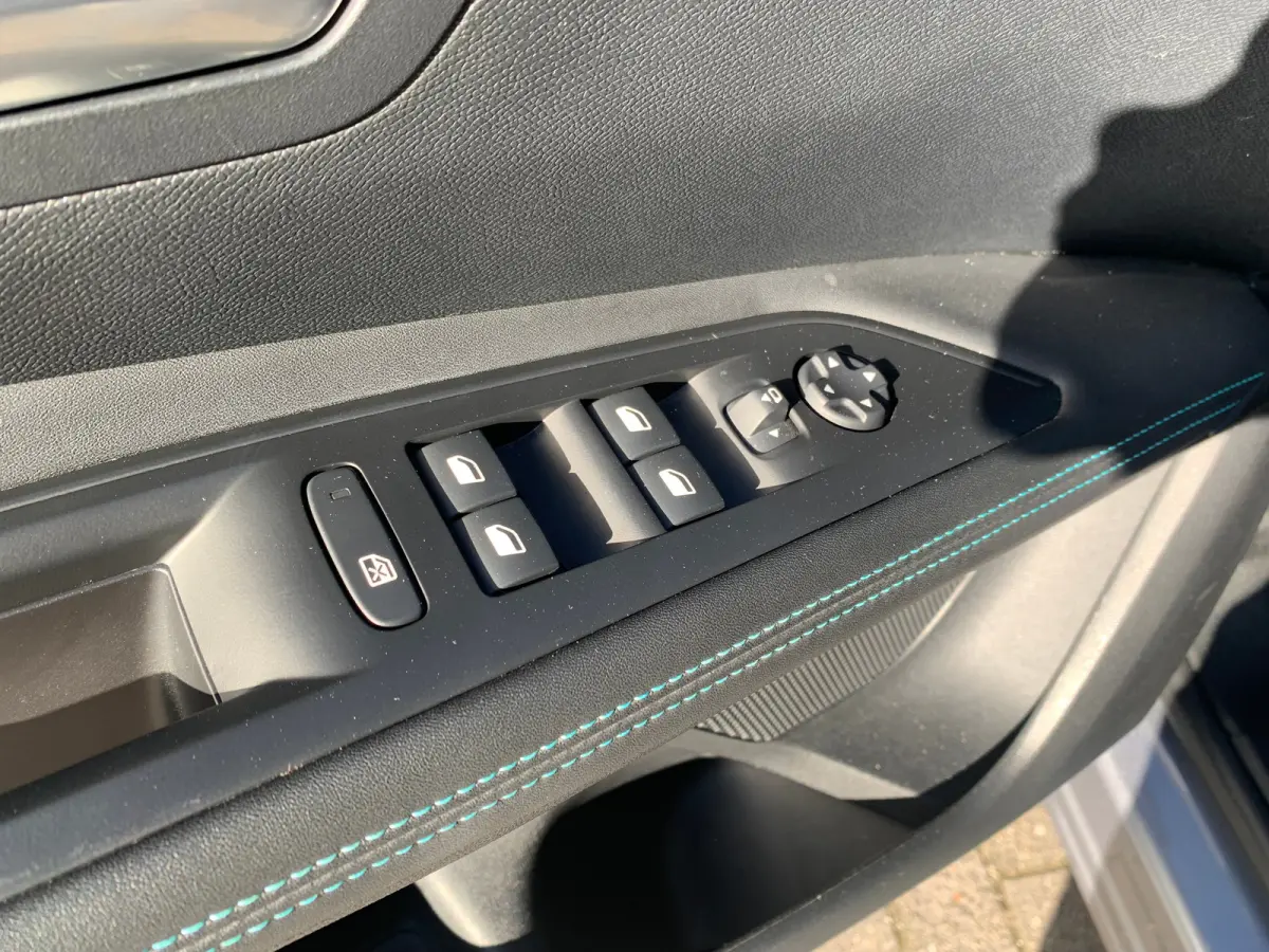 1.6 HYbrid 225 Active Pack Business Airco | AppleCarPlay/ Android Auto | Camera | Cruise Control | DAB | LMV 18" | Navi | PDC Achter |