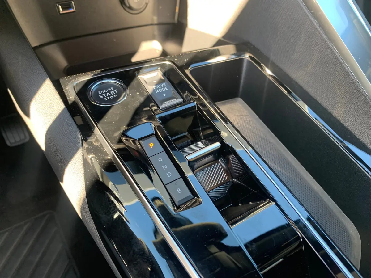 1.6 HYbrid 225 Active Pack Business Airco | AppleCarPlay/ Android Auto | Camera | Cruise Control | DAB | LMV 18" | Navi | PDC Achter |