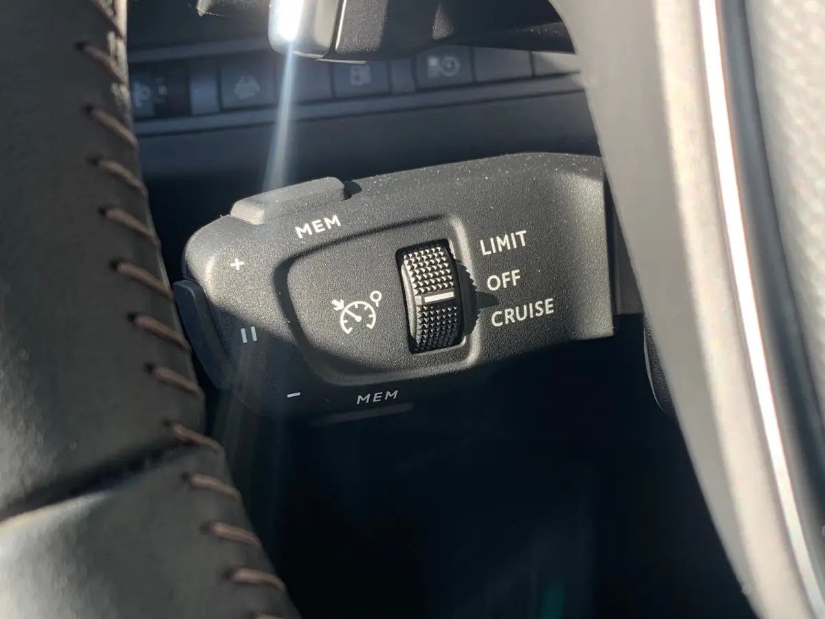 1.6 HYbrid 225 Active Pack Business Airco | AppleCarPlay/ Android Auto | Camera | Cruise Control | DAB | LMV 18" | Navi | PDC Achter |