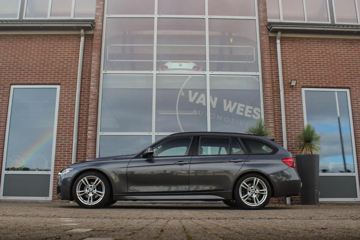318i Corporate Lease Executive | M Sport pakket | Stoelverwarming | LED | Navigatie Professional | Bluetooth | Sportstoelen | M-sportstuur | PDC | Shadow Line