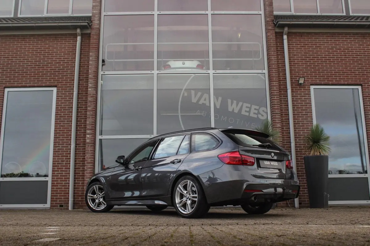318i Corporate Lease Executive | M Sport pakket | Stoelverwarming | LED | Navigatie Professional | Bluetooth | Sportstoelen | M-sportstuur | PDC | Shadow Line