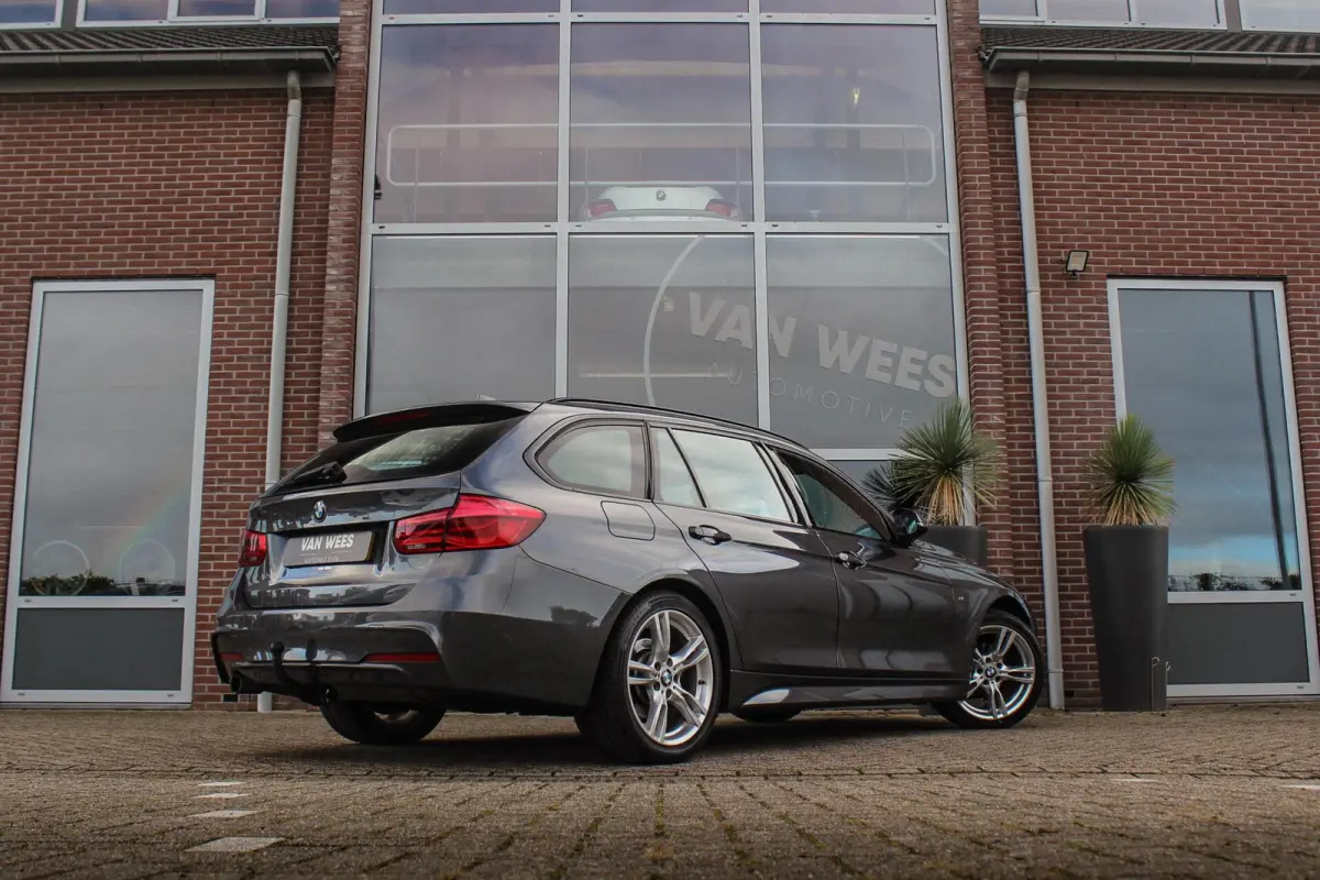 318i Corporate Lease Executive | M Sport pakket | Stoelverwarming | LED | Navigatie Professional | Bluetooth | Sportstoelen | M-sportstuur | PDC | Shadow Line