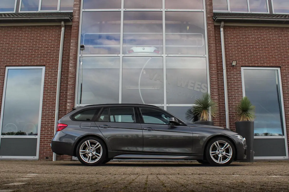 318i Corporate Lease Executive | M Sport pakket | Stoelverwarming | LED | Navigatie Professional | Bluetooth | Sportstoelen | M-sportstuur | PDC | Shadow Line