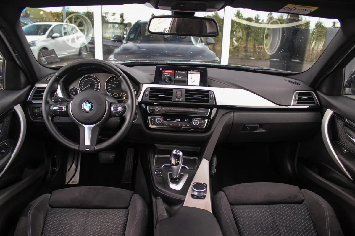 318i Corporate Lease Executive | M Sport pakket | Stoelverwarming | LED | Navigatie Professional | Bluetooth | Sportstoelen | M-sportstuur | PDC | Shadow Line