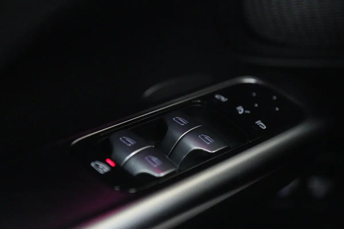 300 E AMG Line PANO/CARPLAY/SFEERV/CAMERA/BOMVOL