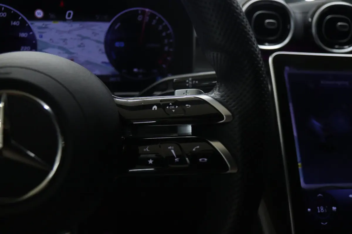 300 E AMG Line PANO/CARPLAY/SFEERV/CAMERA/BOMVOL