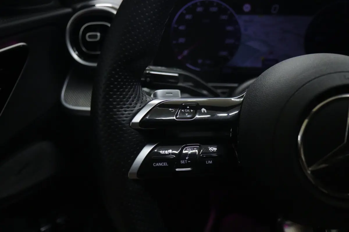 300 E AMG Line PANO/CARPLAY/SFEERV/CAMERA/BOMVOL