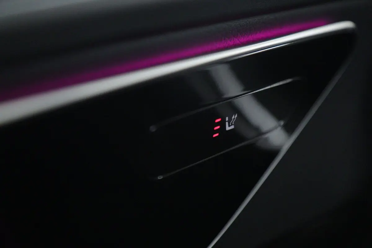 300 E AMG Line PANO/CARPLAY/SFEERV/CAMERA/BOMVOL
