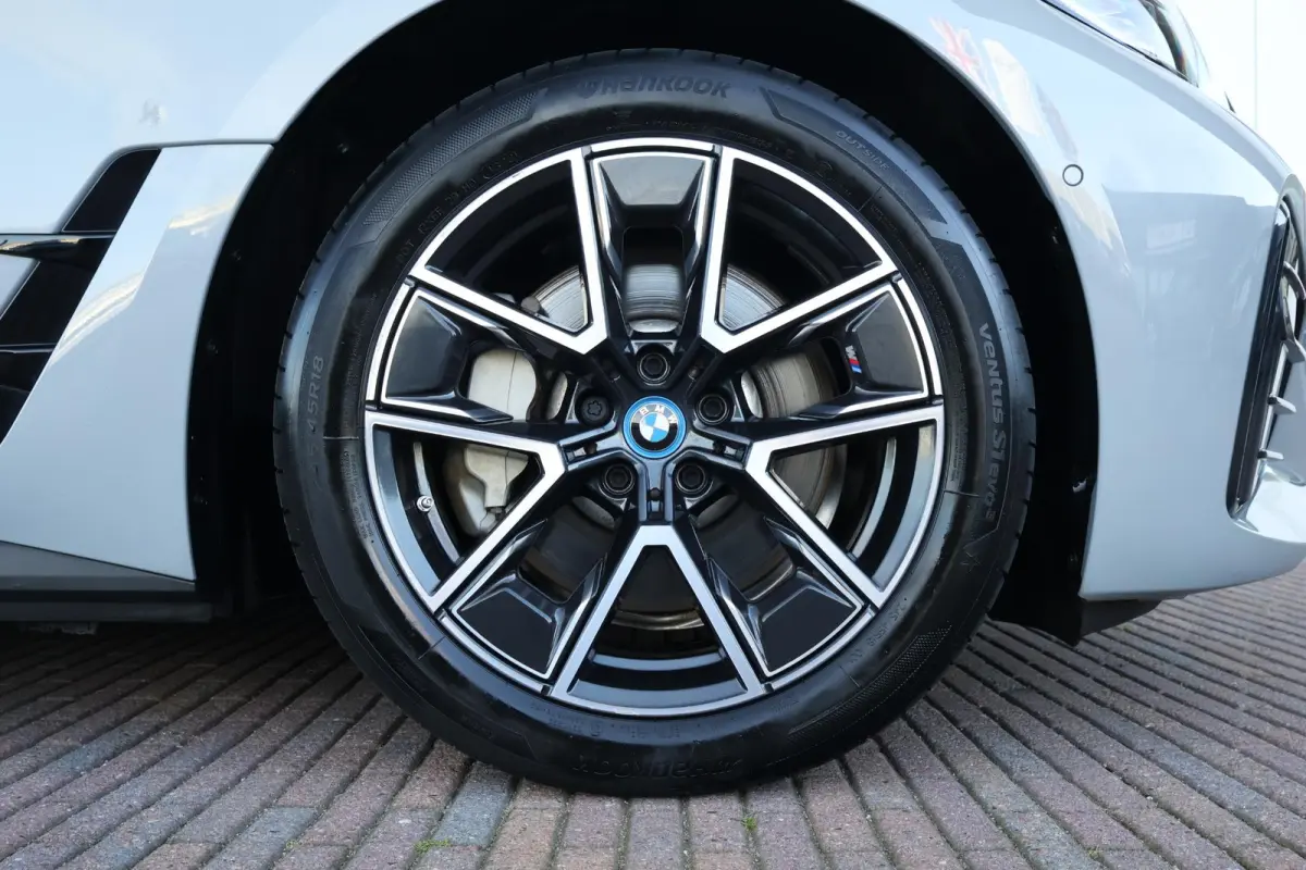 eDrive35 High Executive 70 kWh | SoH 99% | M-Sport Pakket | Stoelverwarming | PDC | Achteruitrijcamera | Cruise Control | 18'' LM |
