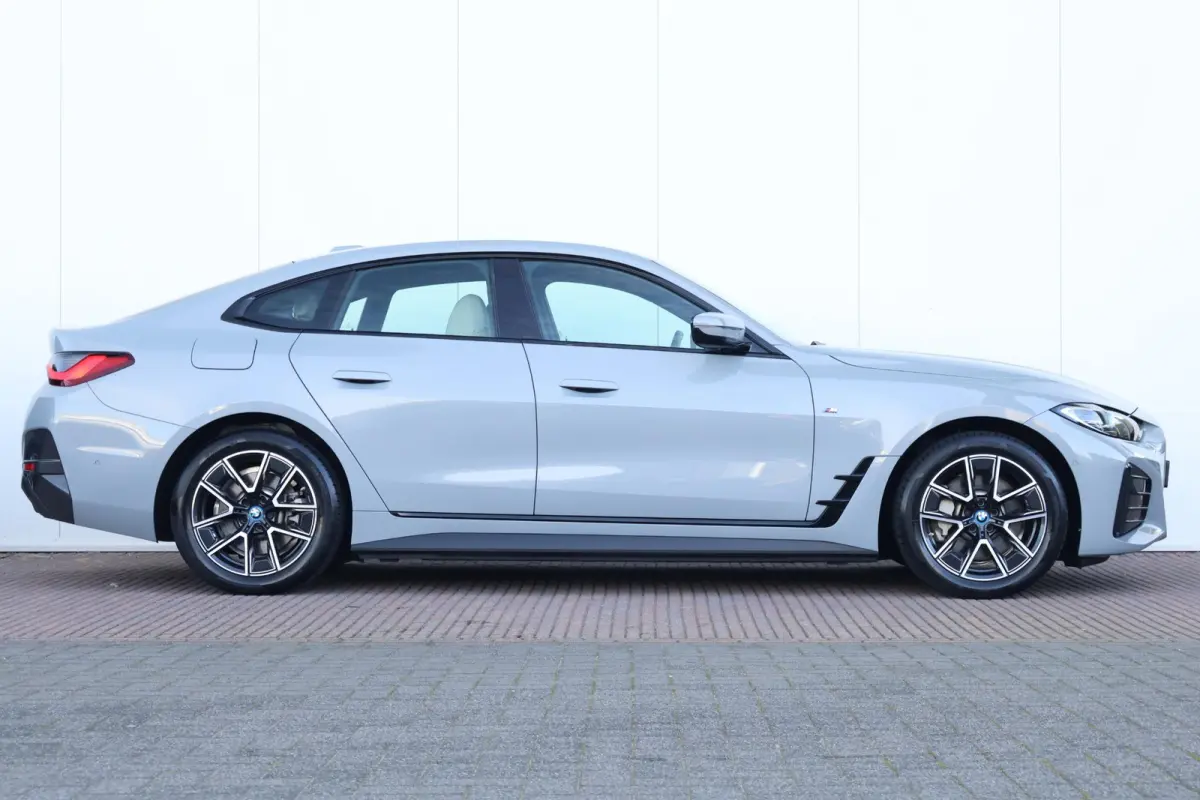 eDrive35 High Executive 70 kWh | SoH 99% | M-Sport Pakket | Stoelverwarming | PDC | Achteruitrijcamera | Cruise Control | 18'' LM |