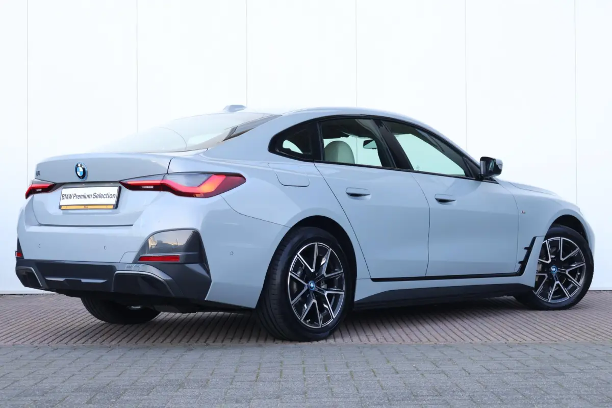 eDrive35 High Executive 70 kWh | SoH 99% | M-Sport Pakket | Stoelverwarming | PDC | Achteruitrijcamera | Cruise Control | 18'' LM |