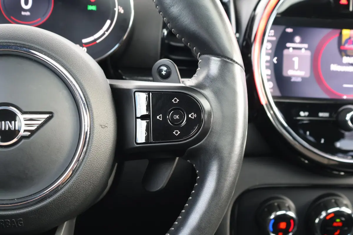 2.0 Cooper S John Cooper Works | Stuur & Stoel Verwarming | Panorama Dak | Visibility Package | Comforttoegang | Elektr. Stoelen | Yours Leder | Head-Up |