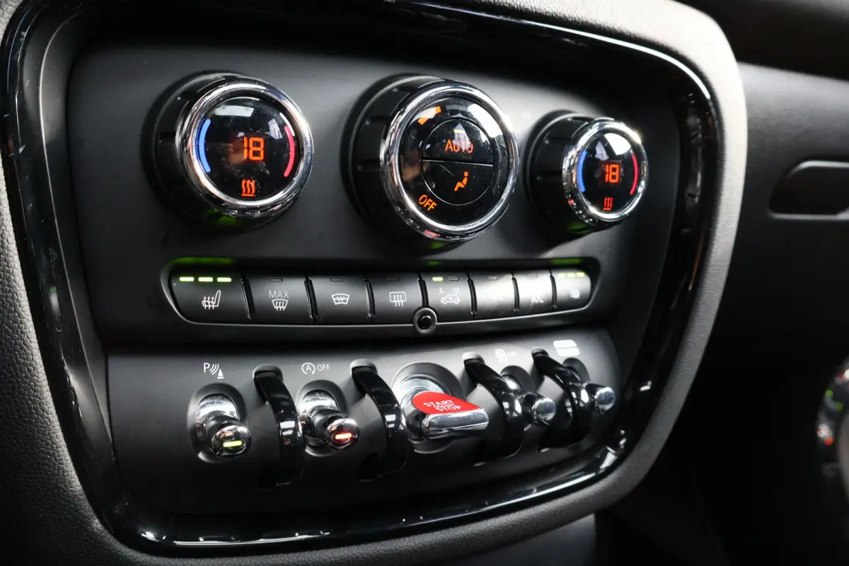 2.0 Cooper S John Cooper Works | Stuur & Stoel Verwarming | Panorama Dak | Visibility Package | Comforttoegang | Elektr. Stoelen | Yours Leder | Head-Up |