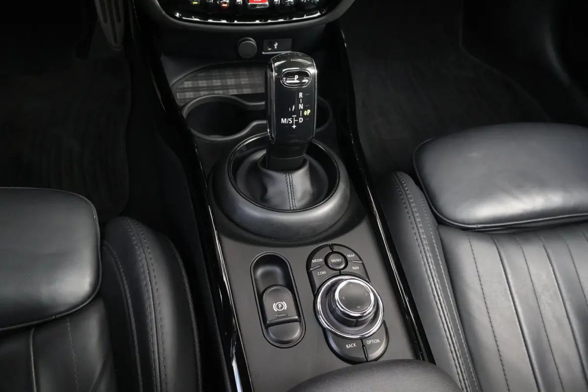 2.0 Cooper S John Cooper Works | Stuur & Stoel Verwarming | Panorama Dak | Visibility Package | Comforttoegang | Elektr. Stoelen | Yours Leder | Head-Up |