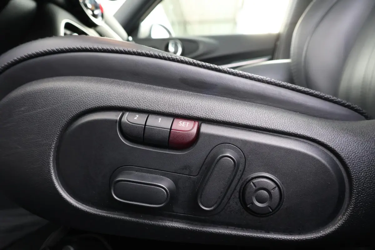 2.0 Cooper S John Cooper Works | Stuur & Stoel Verwarming | Panorama Dak | Visibility Package | Comforttoegang | Elektr. Stoelen | Yours Leder | Head-Up |
